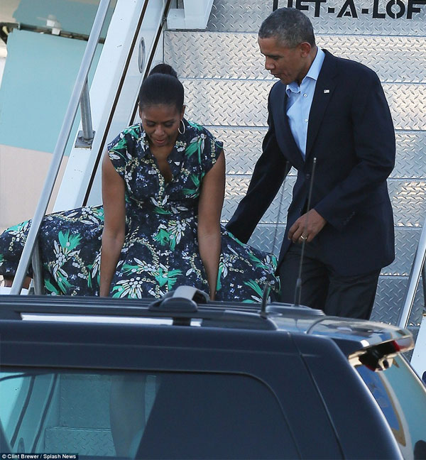 "مجدداً" ..  أوباما ينقذ زوجته من موقف محرج بسبب "تنورتها" (صور)