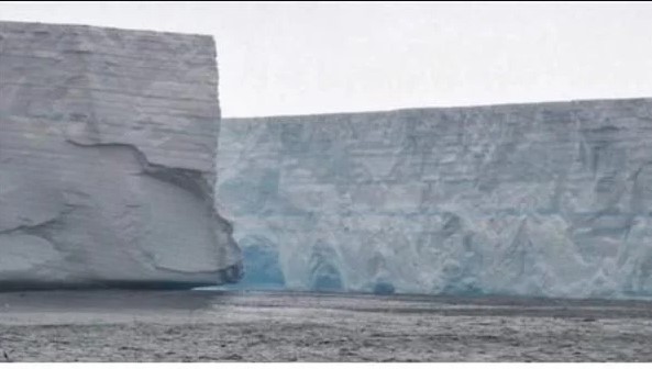بحجم مدينة لندن ..  انفصال جليدي عملاق ينذر بكارثة في القطب الجنوبي