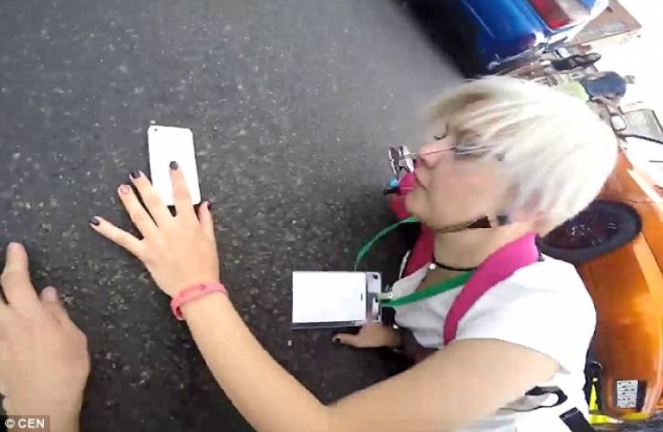 فيديو: دراجة تصطدم بفتاة روسيّة وتطرحها أرضاً  ..  والسبب "آيفون"!