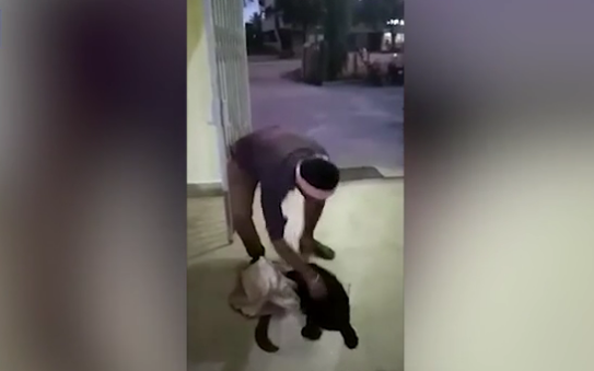 بالفيديو ..   شكّ في خيانة زوجته له  ..  فقطع رأسها وحمله وذهبَ به الى مركز الشرطة