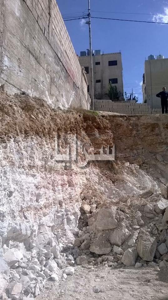 بالصور ..  الزرقاء : حفريات عميقة بجانب "عمارة سكنية"  تهدد بانهيارها في جبل طارق