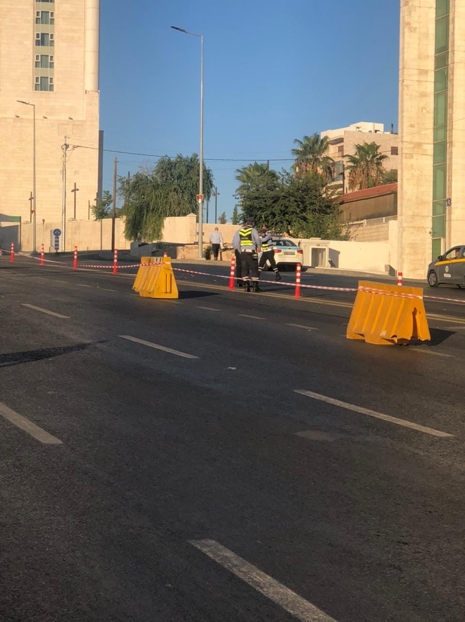 بالصور  ..  الامن ينشر مرتبات السير على مداخل الباص السريع لمنع اي تعدي عليه 