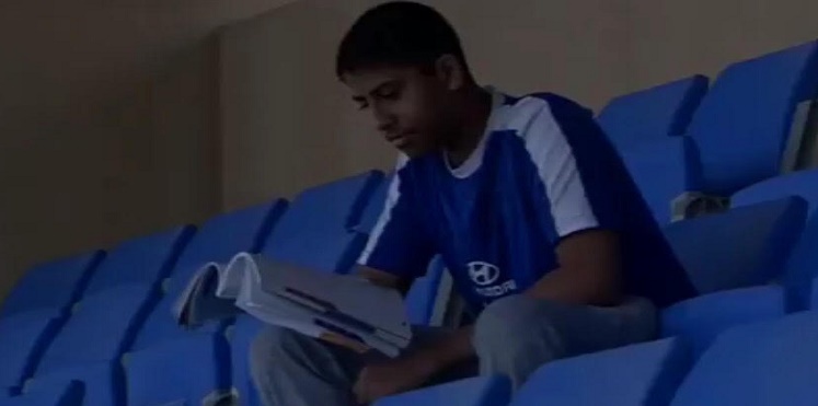 بالفيديو .. طالب يحضّر للامتحانات من المدرجات خلال مباراة لفريقه 