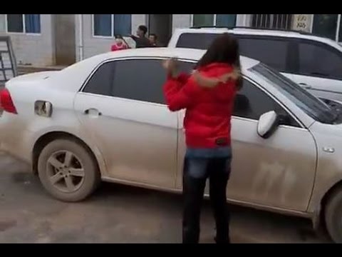 بالفيديو ..  امرأة صينية تحطم سيارة زوجها انتقاما لخيانته لها