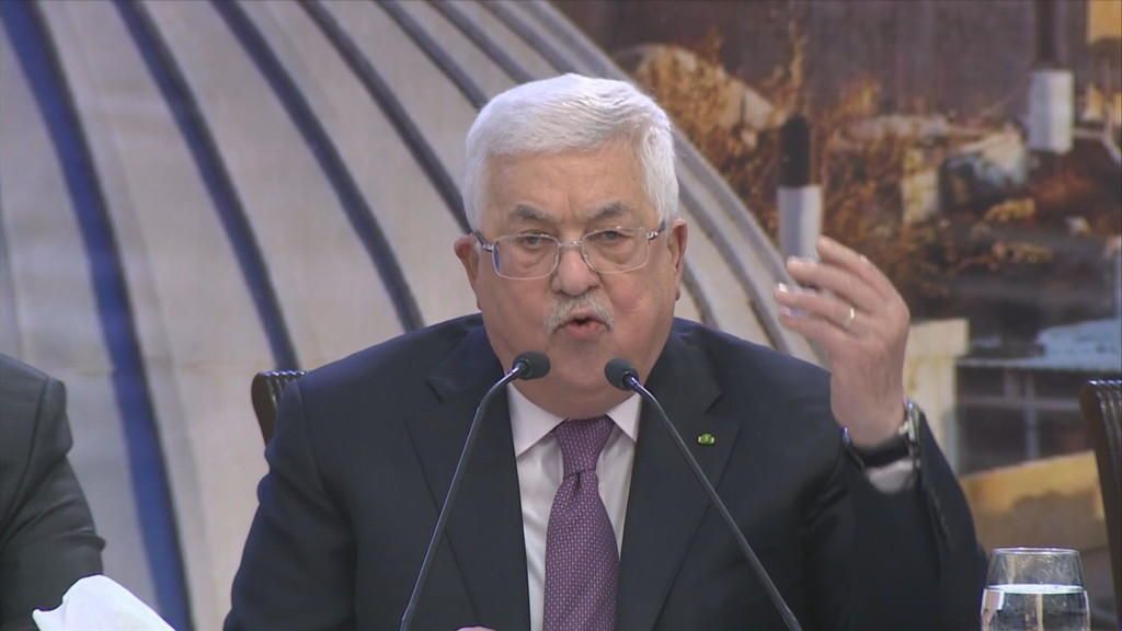استطلاع: غالبية الفلسطينيين يطالبون باستقالة الرئيس عباس