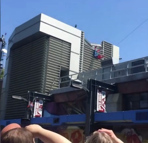 بالفيديو ..  قفزة فاشلة واصطدام مروع لـ"سبايدرمان" في افتتاح صالة "بديزني لاند"