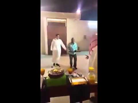 هكذا كرّمت عائلة سعودية سائقها بعد 20 عامًا .. فيديو