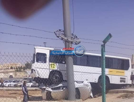 بالصور  ..  حادث تصادم مروع بين حافلة ومركبة أمام جامعة الحسين بن طلال 