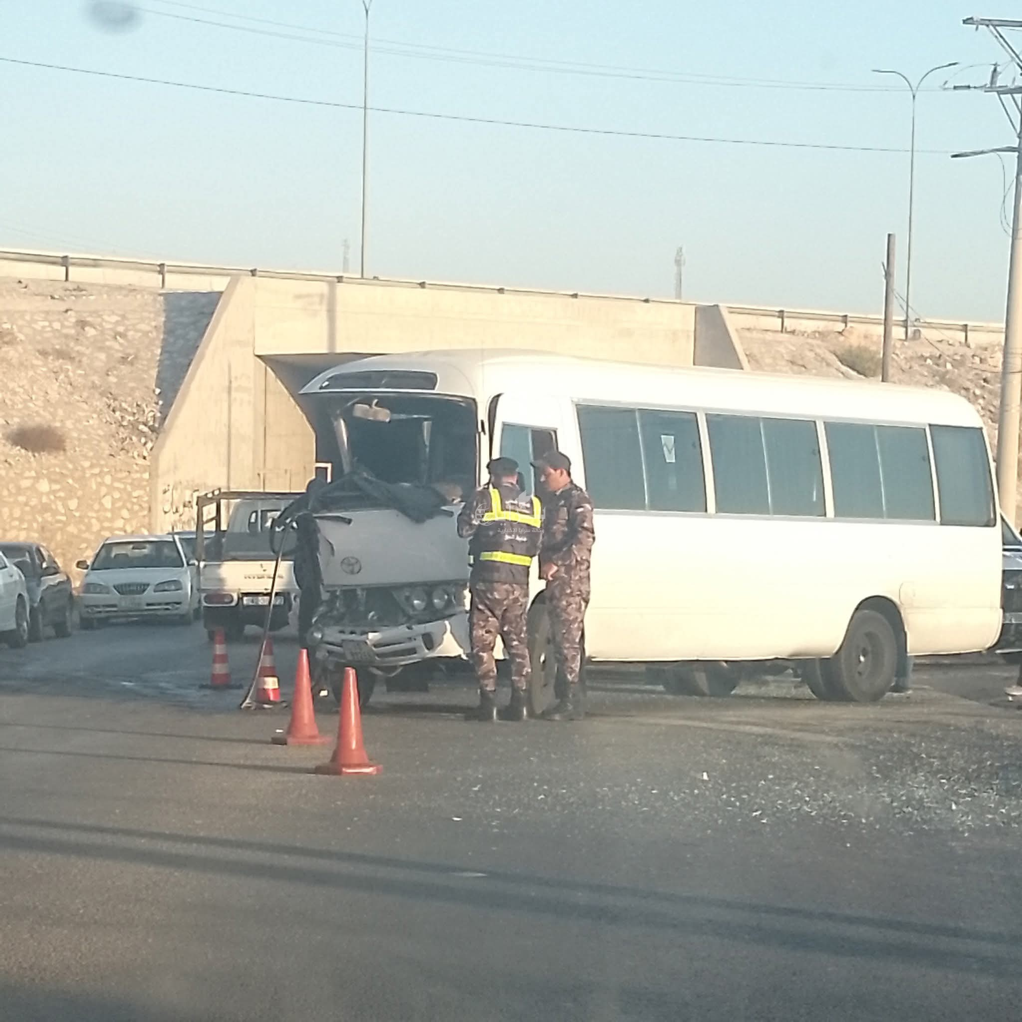 إصابات بحادث تصادم بين باصين على جسر ناطفة  في اربد