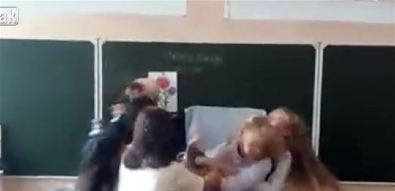 بالفيديو  ..  شجارٌ عنيفٌ بين طالبَتيْن داخل الصف ..  ضربٌ وشدّ شعر! 