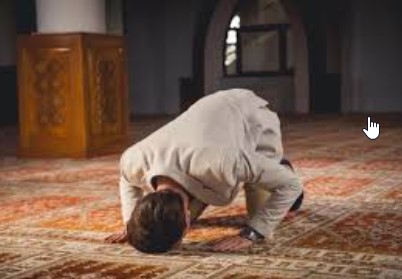 زوجي متهاون في الصلاة ولا يستجيب للنصح، فماذا أفعل؟