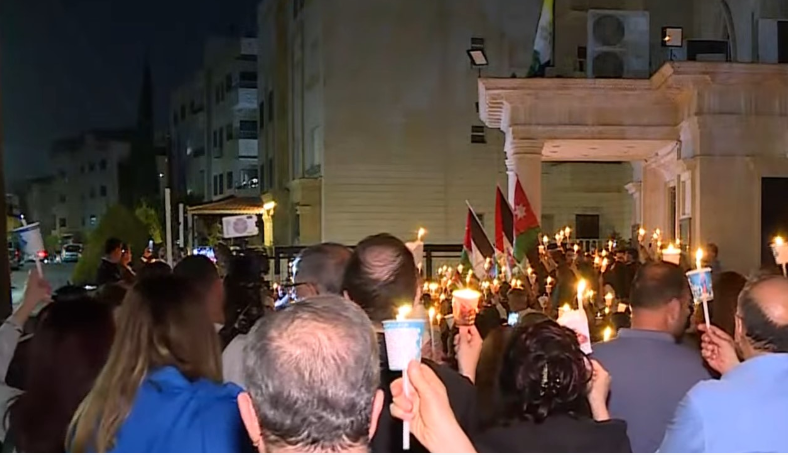 وقفة شموع وصلاة أمام كنيسة قلب يسوع الأقدس في تلاع العلي تضامنا مع ضحايا حادثة الكرك