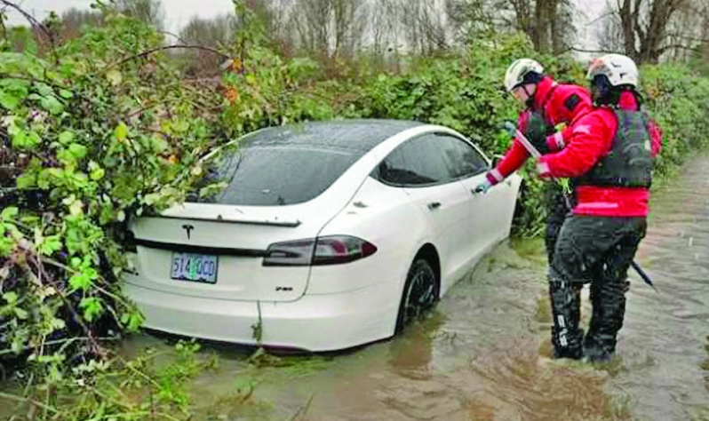 شكوى تكشف خللاً في أبواب "تيسلا" يهدد سلامة الركاب