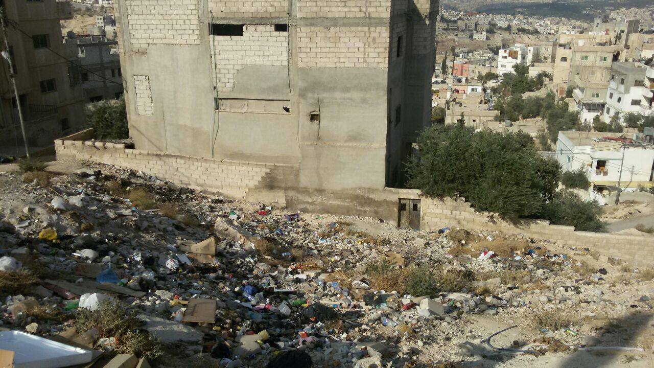 بالصور  ..  مكرهة صحية وسط حي "الحرشة" بعمان
