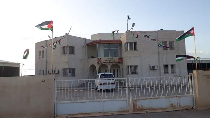 بالصور و الفيديو  ..  رئيس بلدية يقوم بامتطاء ناقته لتفقد بلدته و زيارة والدته ملتزماً بقانون الدفاع