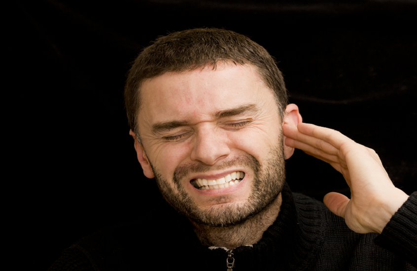 طنين الأذن ..  أسباب شائعة وإشارات تحذيرية تستدعي الانتباه