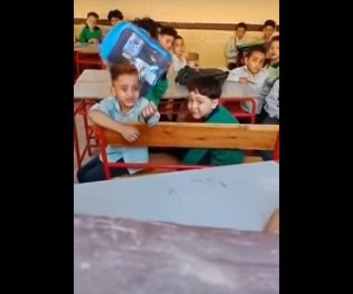 بالفيديو  ..  طفل مصري يبكي بحرقة بأول يوم دراسة يقول لمعلمته : عايز أنام ربع ساعة بس يا حجة