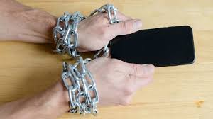 إدمان العصر ..  لماذا لا نستطيع ترك هواتفنا؟