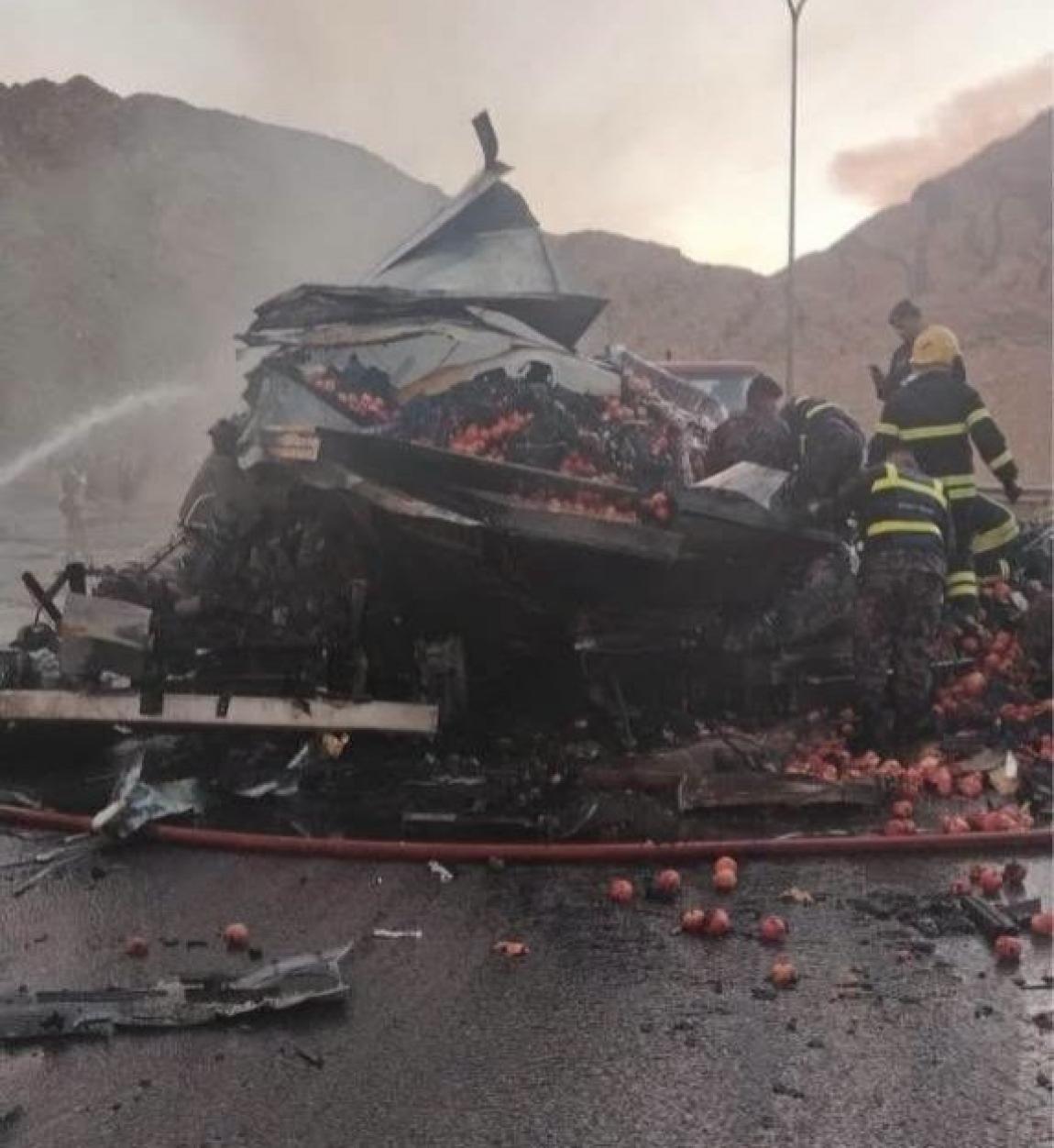 اشتعال تريلا ومركبة بحادث تصادم على الطريق الخلفي للعقبة  .. فيديو 