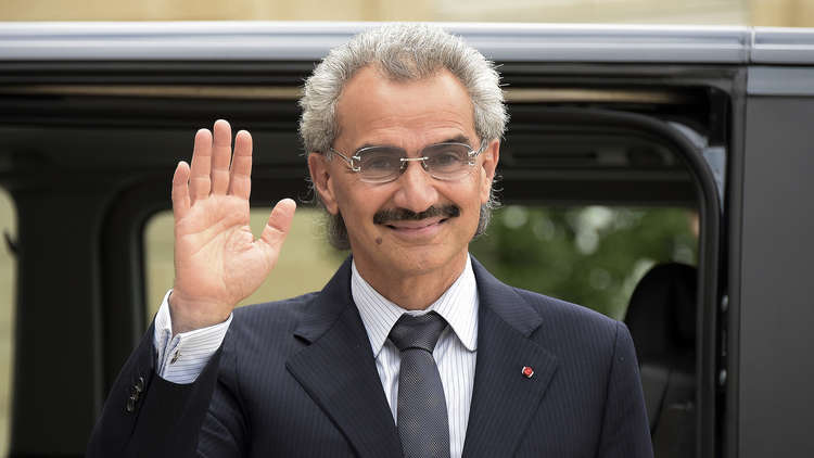 بالفيديو ..  من هو الشخص الذي سافر بطائرته الخاصة للقاء الوليد بن طلال 