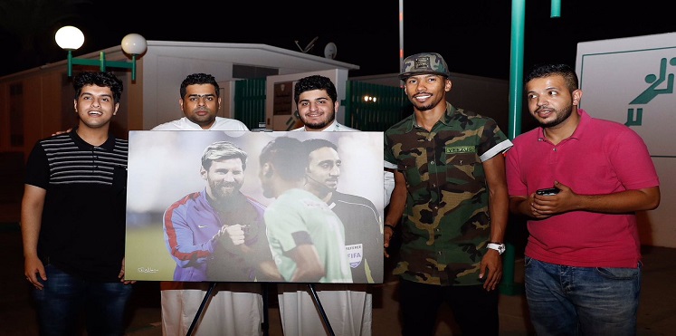 “غمزة ميسي” تمنح لاعب الأهلي السعودي هدية رائعة 
