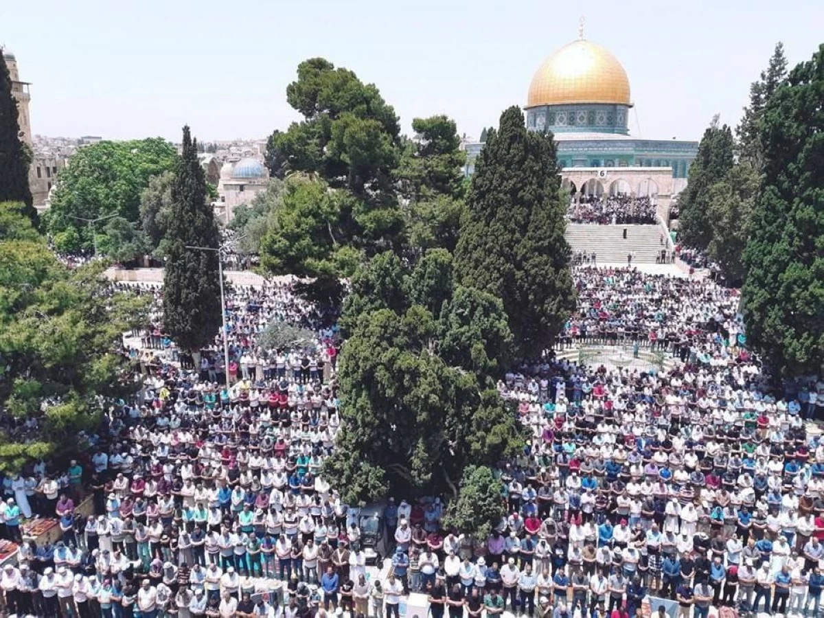 عشرات الآلاف يؤدون صلاة عيد الأضحى في المسجد الأقصى المبارك