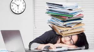 خطر قاتل ..  ماذا يحدث لقلبك عند العمل لساعات طويلة في رمضان؟