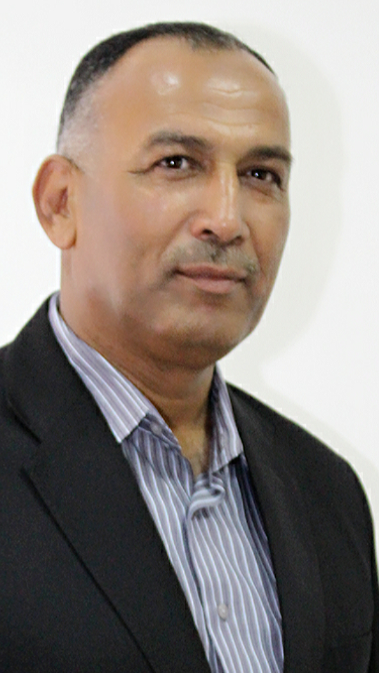 ولي وطن آليت ألاّ أبيعه  ..  وألا أرى غيري له الدهر مالكا 