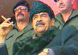 كيف حاول مدير الشرطة العراقية في عهد صدام حسين الانقلاب  عليه  ..   ومن اكتشف امره ؟