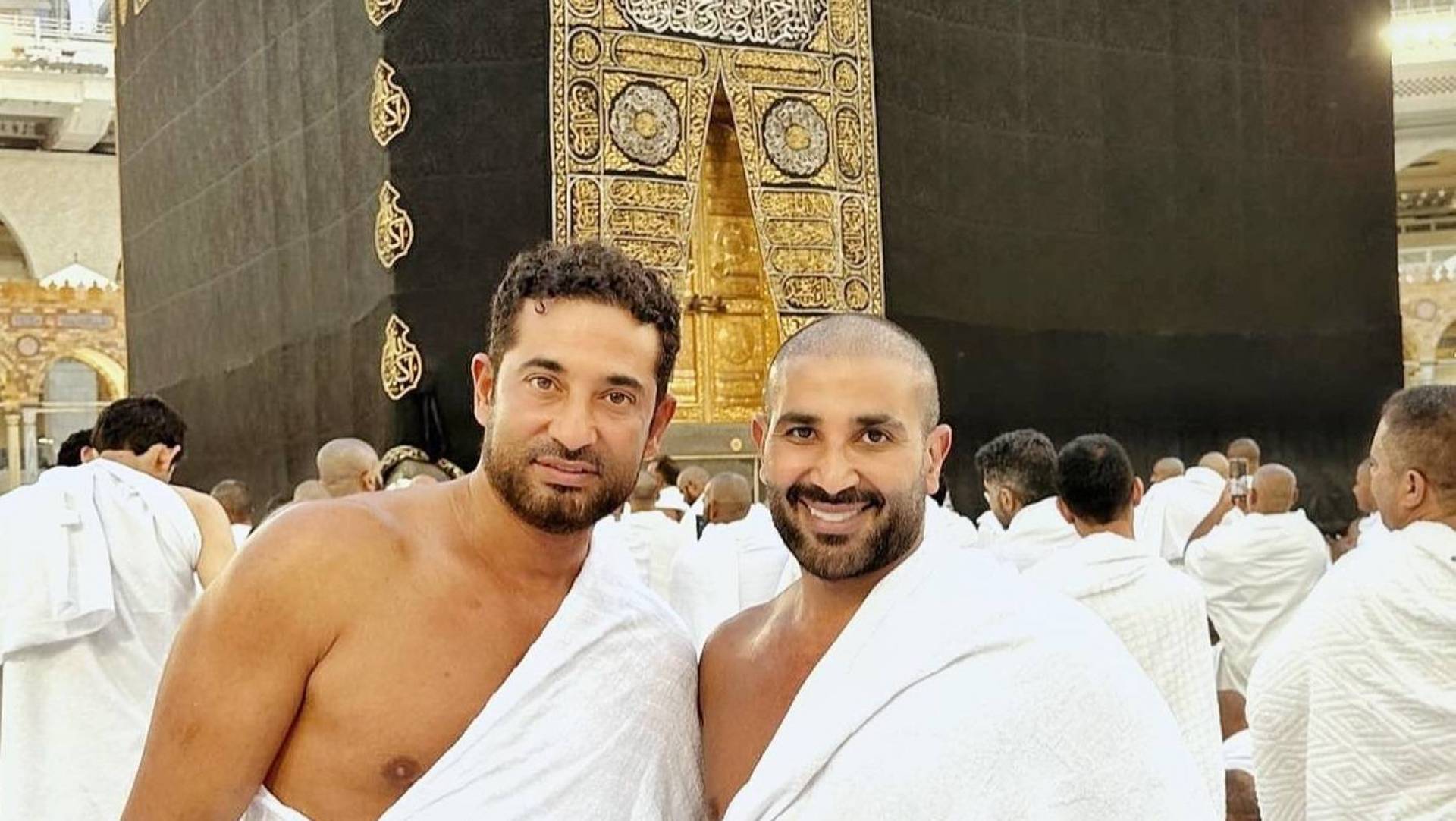 بعد أزمة إطلالته في جدّة ..  أحمد سعد يؤدي العمرة بصحبة شقيقه