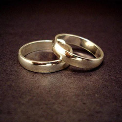 أنا رجل عمري 45 سنة وزوجتي أصغر من بسبع سنين