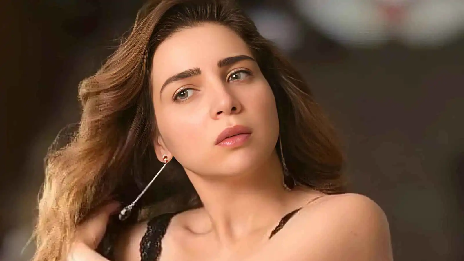 زوج مي عز الدين يطمئن الجمهور على وضعها الصحي 