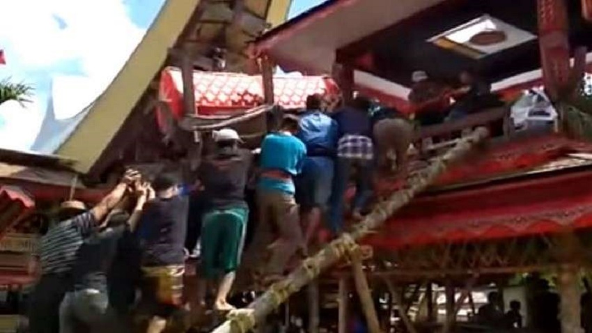 بالفيديو  ..  حمل نعش والدته فسحقه وارداه قتيلا في رحلة وداعها الأخير 