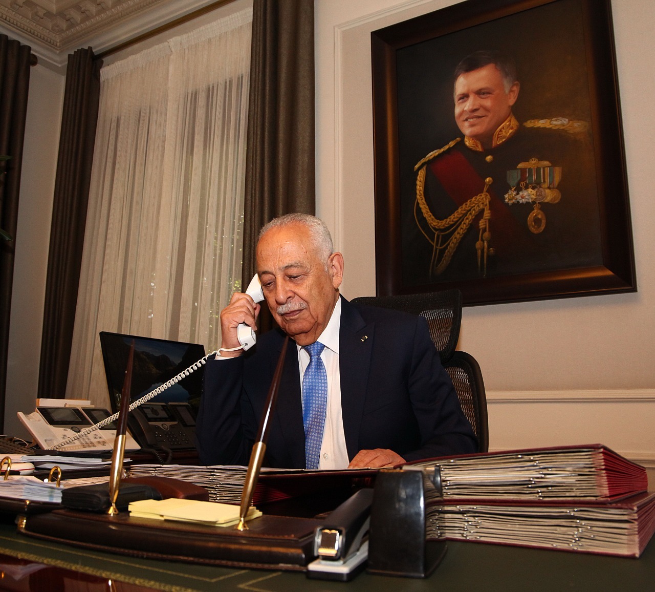 العيسوي ينقل تمنيات الملك وولي العهد بالشفاء للنائب الخشمان