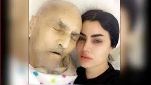 نجمة عربية تثير الجدل بـ"سيلفي" مع جثمان والدها  ..  صور 