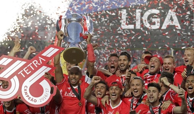 الآلاف يحتفلون باللقب الـ33 لريال مدريد والإشادات تنهال على زيدان