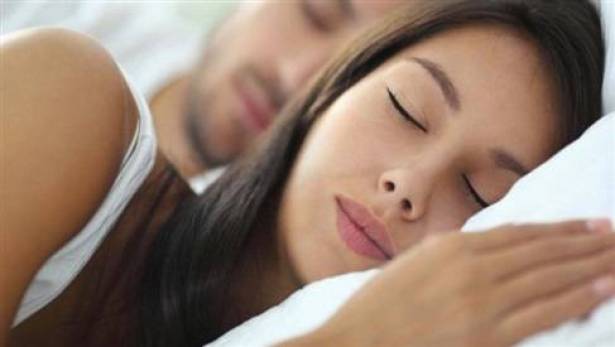 لماذا ينامُ بعض الاشخاص بكثرةٍ؟
