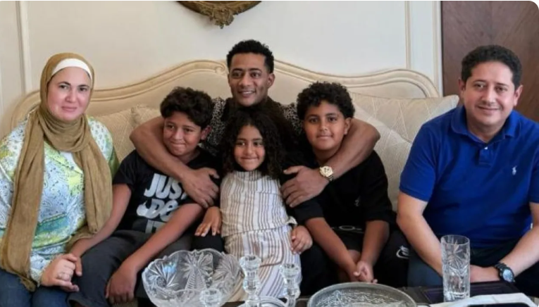 محمد رمضان : "كل اللي فات إشاعات علي ابني وعمر إخوات"