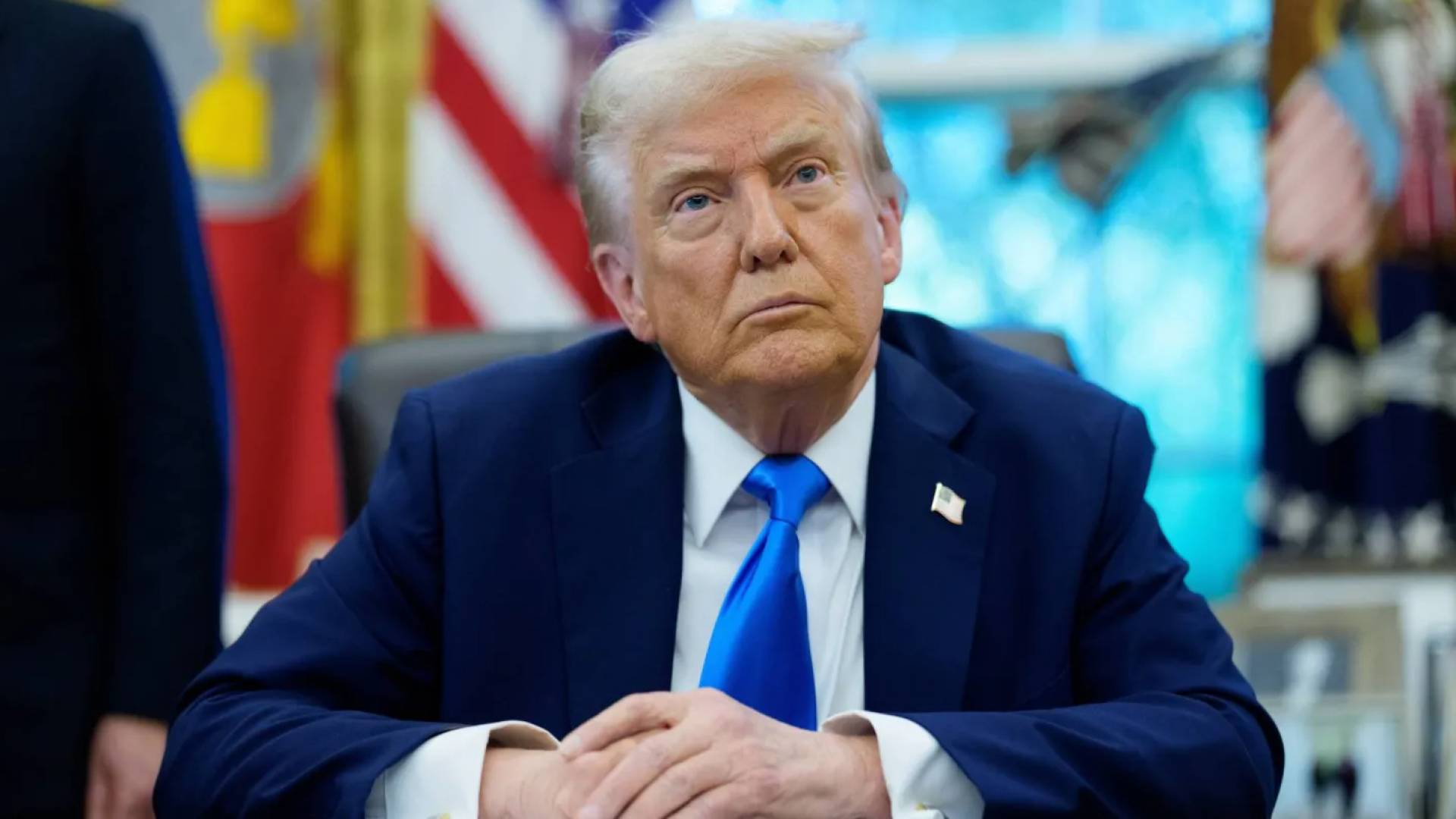 ملفات عسكرية وسياسية ..  ترمب يلتقي وزير القوات الجوية ويجري مقابلة "غامضة"