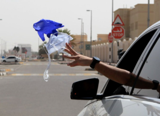 أبو ظبي تطبق غرامة باهظة على إلقاء الكمامة بالشوارع