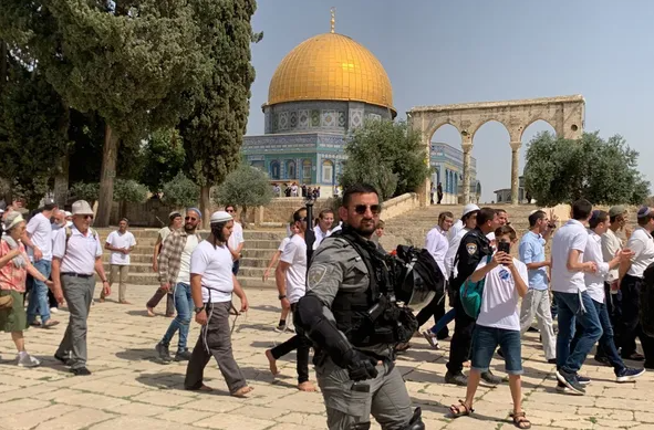 مستوطنون يقتحمون باحات المسجد الأقصى