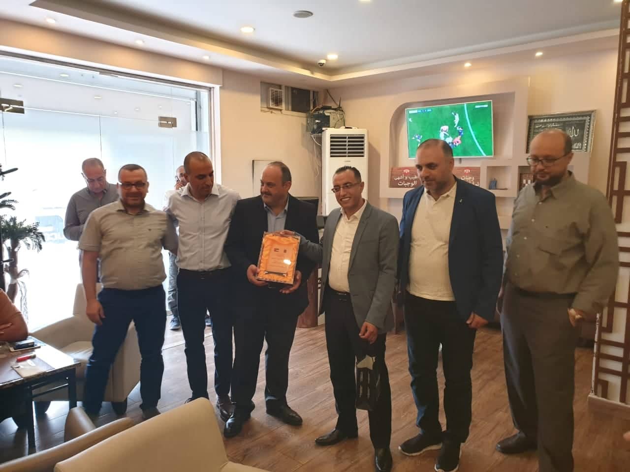 بالفيديو والصور  ..  الجالية الاردنية في الجزائر تقيم حفل وداع لمدير محطة الملكية