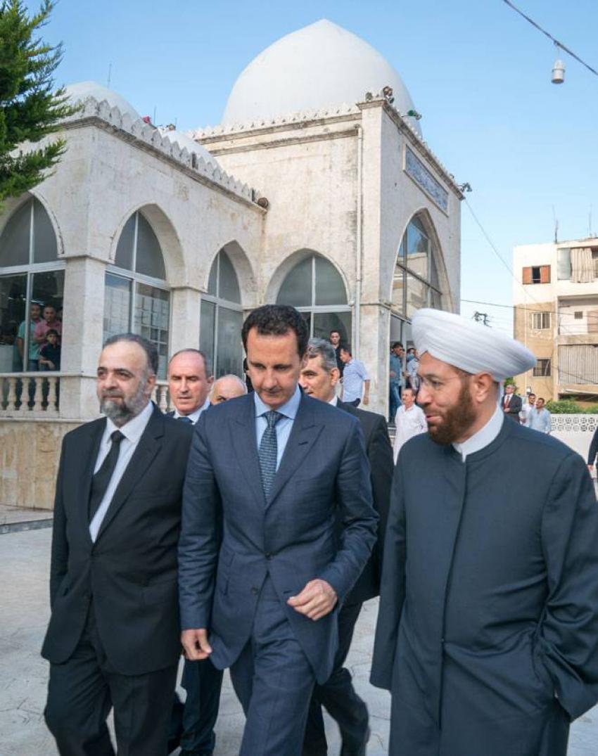 بالصور  ..  الأسد يؤدي صلاة عيد الفطر 