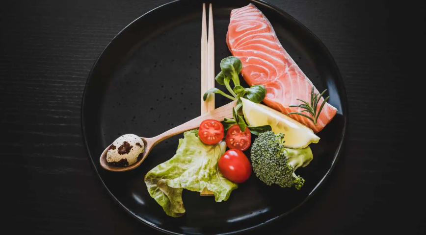 الصيام المتقطع ..  كيف تغيّر ساعات الأكل طريقة عمل جسمك؟