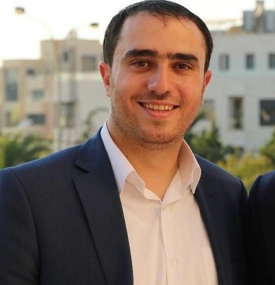 معلّم أردني يعطي دروسا بالمجان عبر فيسبوك