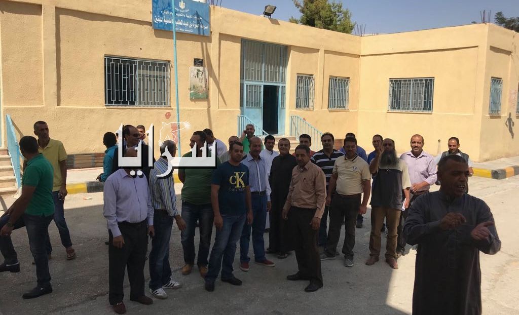وادي موسى: أولياء أمور يحتجون لعدم وجود معلمين لغة عربية لتدريس أبنائهم ويرفعون عريضة لوزير التربية لحل المشكلة ..  صور ووثيقة 