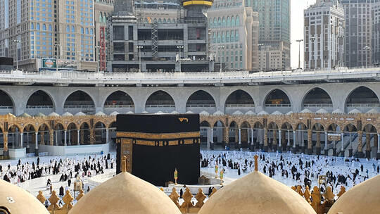 نشطاء يتفاعلون مع عملية تفويج المعتمرين بالحرم المكي