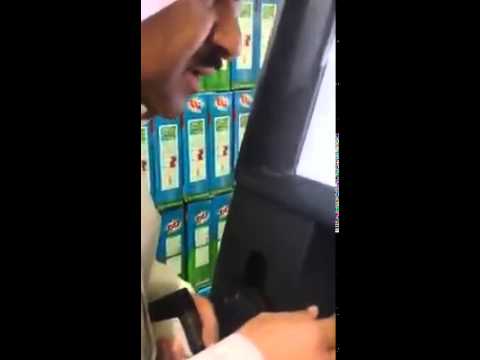 بالفيديو ..  سعودي يطلب أمراً غريباً من ماكنة الصراف الالي 