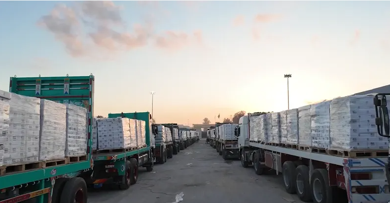 دخول 214 شاحنة مساعدات إماراتية إلى قطاع غزة منذ فتح المعابر