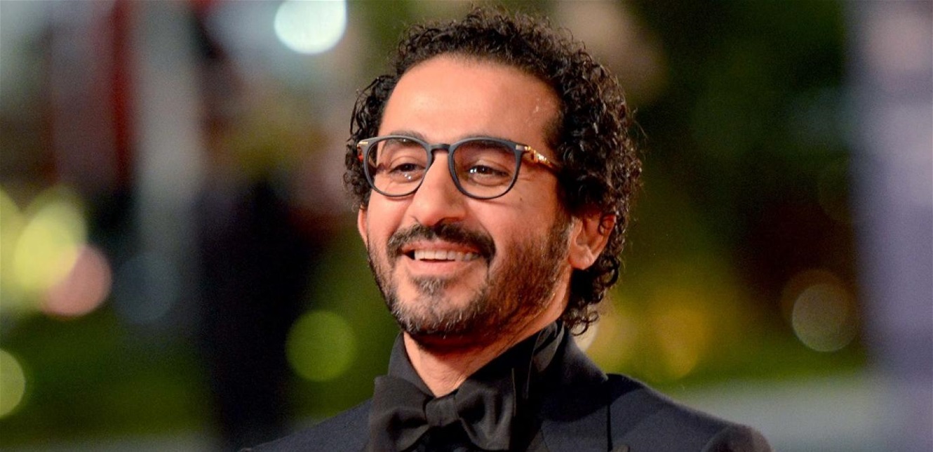 أحمد حلمي بالأبيض و الأسود  ..  شاهدوا كيف كان بسنواته الأولى 